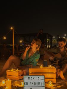 Η Μαρία Κουτσουρλή live στην παραλία – Πέμπτη 17 Σεπτεμβρίου