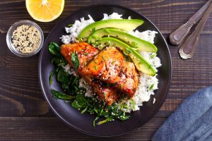 Σολομός teriyaki με ρύζι, σπανάκι & αβοκάντο