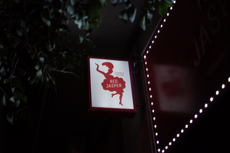 RED JASPER CABARET THEATRE | Ανανεωμένο Ρεπερτόριο για τη σεζόν 2026-2027 & Νέα Καλλιτεχνική Διεύθυνση