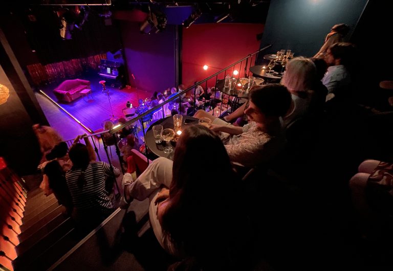RED JASPER CABARET THEATRE – Νέα σεζόν 2026–2027: Ένα ανανεωμένο ρεπερτόριο για την ανεξάρτητη καμπαρέ θεατρική σκηνή της Αθήνας