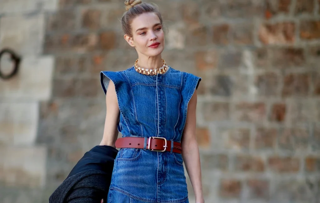 Αυτό είναι το πιο κομψό denim φόρεμα του φθινοπώρου – Είναι από 100% βαμβάκι και κοστίζει 59,99 ευρώ