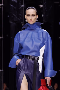 Ο Givenchy δίνει νέα πνοή στο διαχρονικό πουκάμισο – Η κομψή λεπτομέρεια που κάνει τη διαφορά