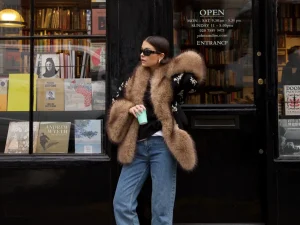 H πιο stylish εμμονή της μόδας τώρα είναι τα fuzzy-collar jackets – και βρήκαμε τα πιο cozy