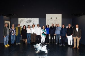 “Κιβωτός του λόγου” φέρνει τη γραφή σε διάλογο με την τέχνη στην Καλαμάτα – 32 εικαστικοί από την Ελλάδα και τη Διασπορά, σε μια έκθεση για τη γλώσσα, την εικόνα, τη μνήμη και τη σύγχρονη κοινωνία