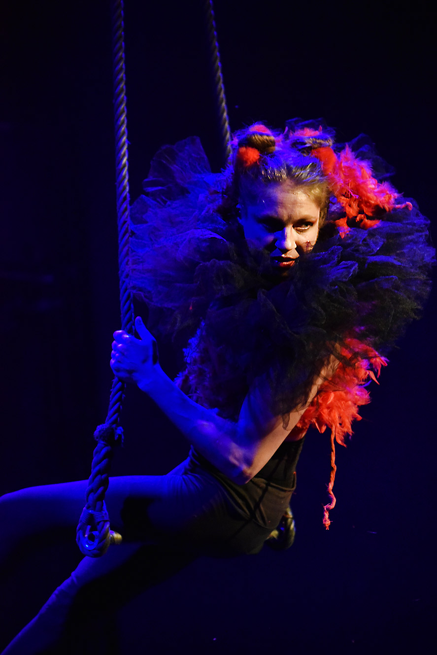 WOMAN-HOOD – Solo performance ακροβατικής κούνιας, χορού και ποίησης της Νατάσσας Αραμπατζή στο Red Jasper Cabaret Theatre