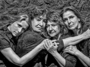 Η «ΜΑΚΡΟΝΗΣΟΣ» του Μιχάλη Παπαδόπουλου ανεβαίνει σε σκηνοθεσία Δημήτρη Καρατζιά στο θέατρο Εν Αθήναις | Από 21 Νοεμβρίου