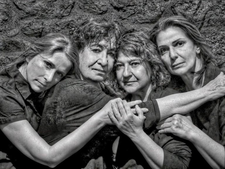 Η «ΜΑΚΡΟΝΗΣΟΣ» του Μιχάλη Παπαδόπουλου ανεβαίνει σε σκηνοθεσία Δημήτρη Καρατζιά στο θέατρο Εν Αθήναις | Από 21 Νοεμβρίου