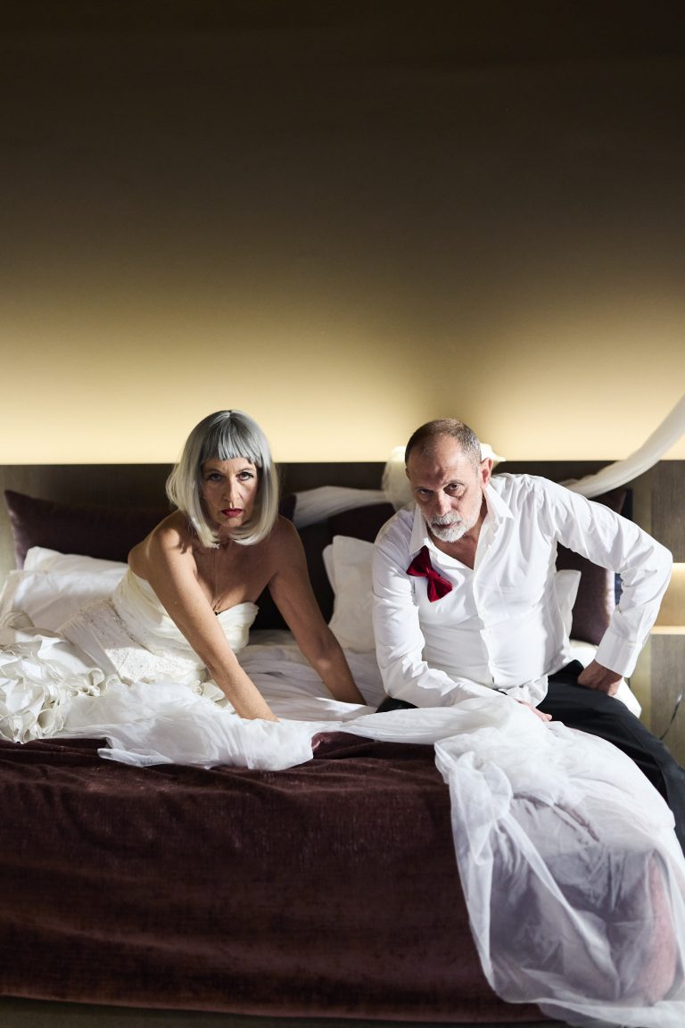 Το «THE BLUE ROOM» του David Hare σε σκηνοθεσία Μανώλη Ιωνά και με πρωταγωνιστές τον Τζώνη Θεοδωρίδη και τη Λουκία Παπαδάκη περιοδεύει σε Ελλάδα και Κύπρο
