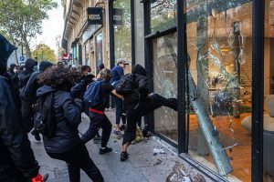 Χάος στην Ευρώπη: Μαζικές διαδηλώσεις σε Γαλλία, Ιταλία, Βέλγιο, Ισπανία, Αλβανία και Πορτογαλία