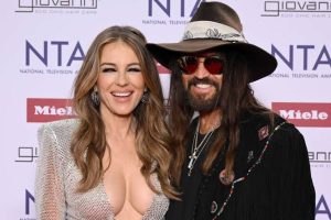 Η Elizabeth Hurley αρραβωνιάστηκε τον πατέρα της Miley Cyrus, Billy Ray