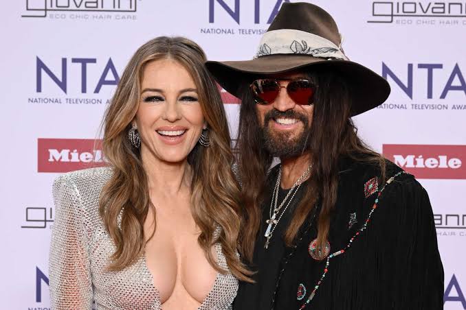 Η Elizabeth Hurley αρραβωνιάστηκε τον πατέρα της Miley Cyrus, Billy Ray
