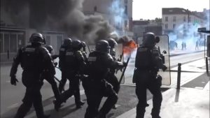 Η Ευρώπη φλέγεται: Απαγόρευση κυκλοφορίας στη Γαλλία – Στρατός στους δρόμους της Ιταλίας- Φόβοι για γενικευμένη «έκρηξη»